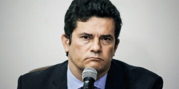 Moro é xingado em aeroporto após ser reconhecido por manifestantes
