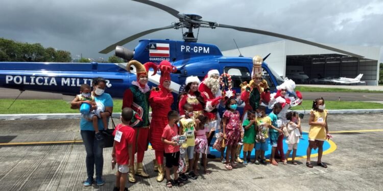 Crianças encontram Papai Noel no Grupamento Aéreo da PM