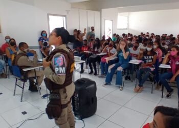 Adolescentes são orientados sobre relacionamento abusivo