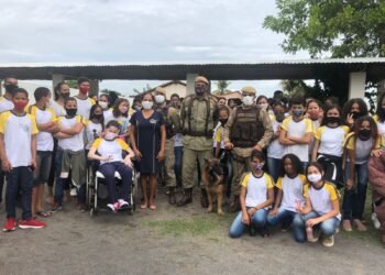 Cães da Rondesp Oeste visitam escola na cidade de Barreiras