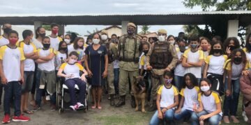 Cães da Rondesp Oeste visitam escola na cidade de Barreiras