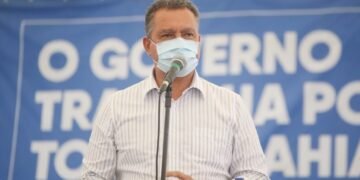 ‘Deixe a ideologia, o partido político de lado e tome vacina’, diz Rui Costa