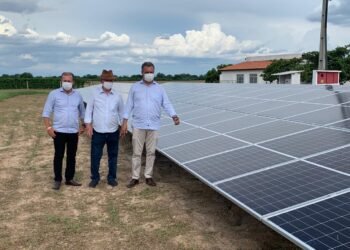 Em Barra, Governador Rui Costa visita projeto da Fazenda Escola Modelo com Leão