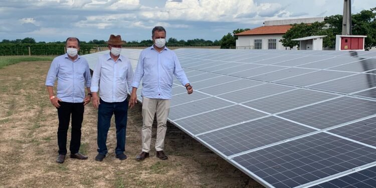 Em Barra, Governador Rui Costa visita projeto da Fazenda Escola Modelo com Leão