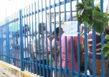 Teixeira de Freitas: moradores dormem em fila para marcação de exames e consultas pelo SUS