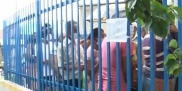 Teixeira de Freitas: moradores dormem em fila para marcação de exames e consultas pelo SUS