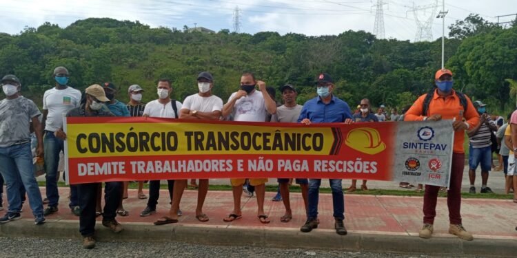 Trabalhadores do Consórcio Transoceânico deflagram greve e realizarão manifestação na obra do BRT nesta sexta-feira (10)