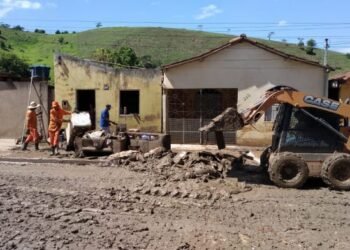 Limpeza das ruas no distrito de Nova Alegria, em Itamaraju, continua nesta sexta-feira (17)