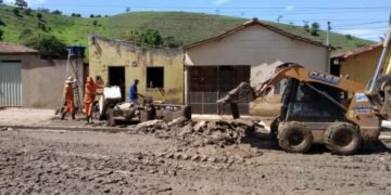 Limpeza das ruas no distrito de Nova Alegria, em Itamaraju, continua nesta sexta-feira (17)