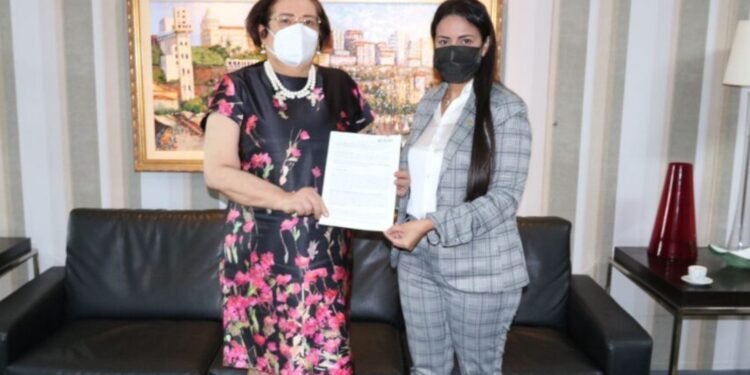 Contra Passaporte Sanitário de Rui, Talita entrega pedido de suspensão de decreto à procuradora-geral do MP-BA