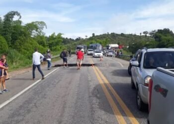 Trecho da BR-101 é interditado após parte da pista desmoronar