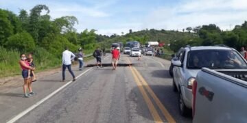 Trecho da BR-101 é interditado após parte da pista desmoronar