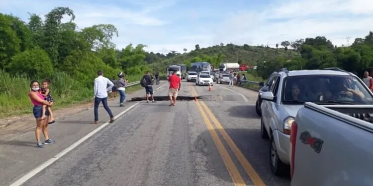 Trecho da BR-101 é interditado após parte da pista desmoronar