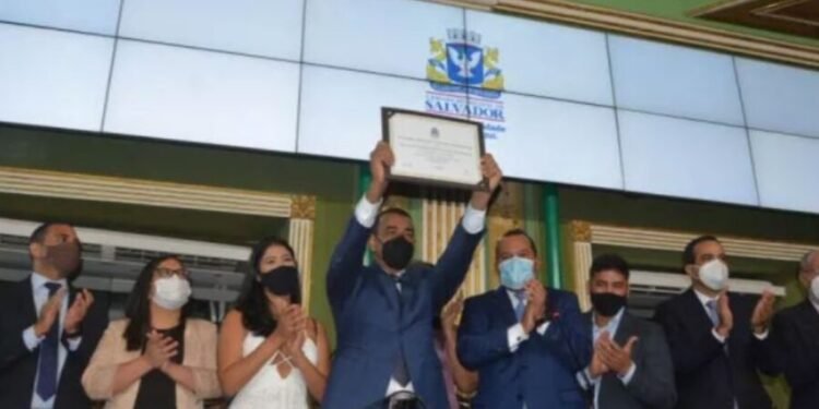 Presidente da Câmara de Camaçari recebe título de cidadão de Salvador