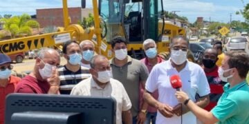 Márcio Marinho entrega motoniveladora para o município de Itacaré (BA)