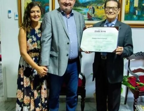 Senador Angelo Coronel entrega honraria à Divaldo Franco