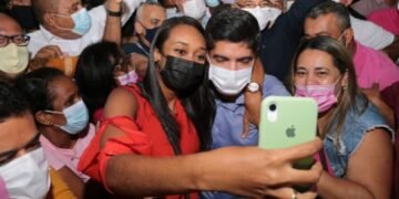 Em Simões Filho, ACM Neto recebe título de cidadão, cita Luís Eduardo e critica segurança e educação da Bahia