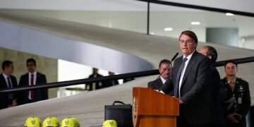 Bolsonaro xinga Doria após tucano anunciar que adotará passaporte da vacina em SP