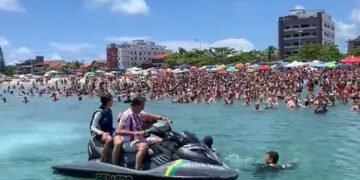 Criticado por manter férias ante enchentes, Bolsonaro volta a andar de jet ski