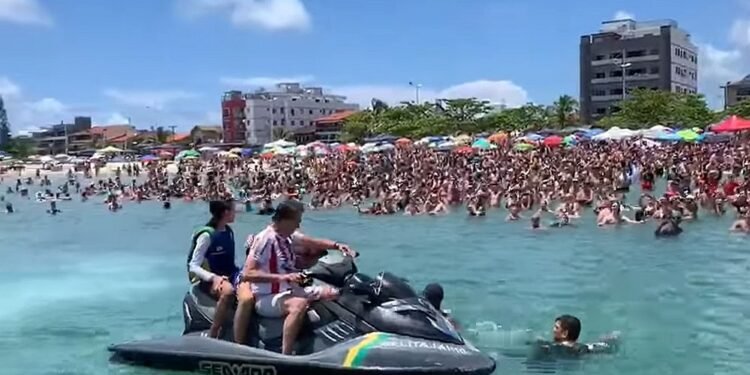 Criticado por manter férias ante enchentes, Bolsonaro volta a andar de jet ski