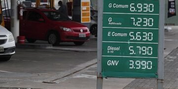 Mesmo sem reajuste da Petrobras, preço da gasolina chega a R$ 7,30 em Salvador