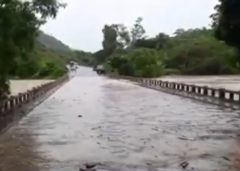 Chuvas: barranco desaba e parte da BR-101 é interditada na Bahia
