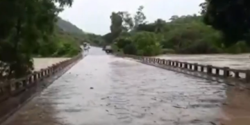 Chuvas: barranco desaba e parte da BR-101 é interditada na Bahia