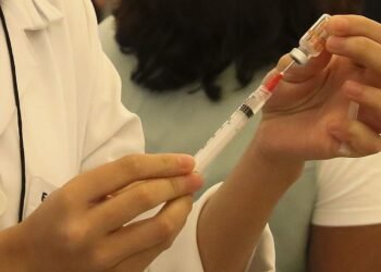 ‘Não descarto adotar mais medidas para induzir a vacinação’, afirma prefeito