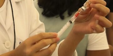 ‘Não descarto adotar mais medidas para induzir a vacinação’, afirma prefeito