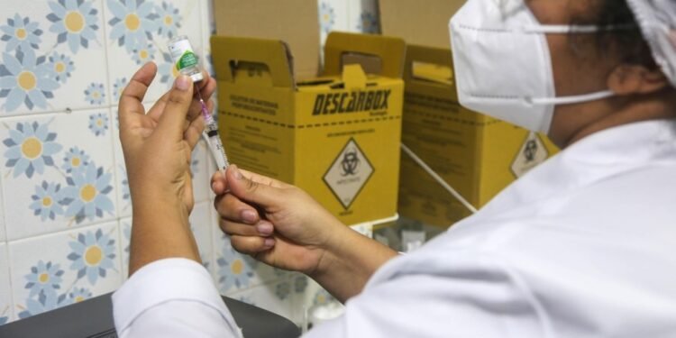 Quatro secretários municipais têm sintomas de gripe e são afastados