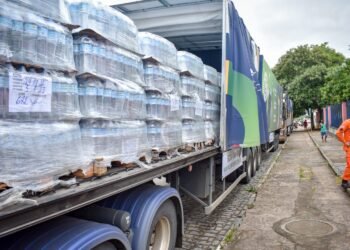Bombeiros descarregam 90 toneladas de alimentos em Ipiaú