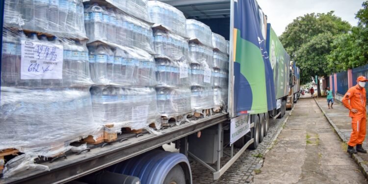 Bombeiros descarregam 90 toneladas de alimentos em Ipiaú