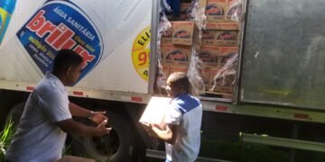 Brilux doa água sanitária para vítimas das chuvas na Bahia