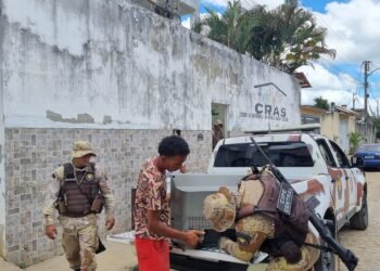 PM leva móveis e eletrodomésticos para famílias de Dário Meira