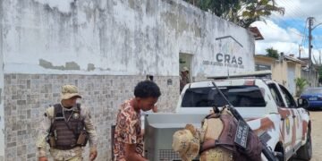 PM leva móveis e eletrodomésticos para famílias de Dário Meira