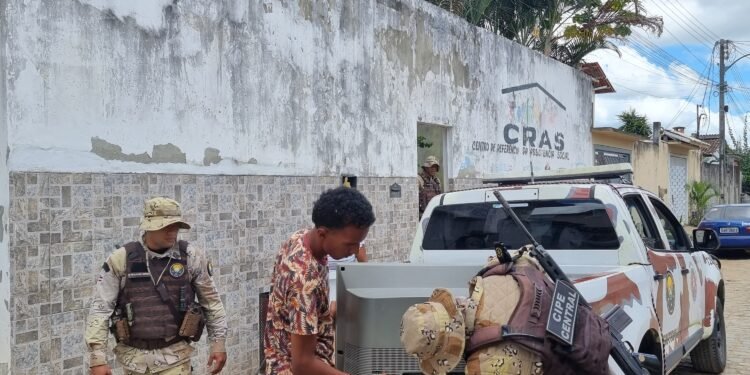 PM leva móveis e eletrodomésticos para famílias de Dário Meira