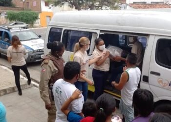 Centro de Equoterapia do 19° BPM entrega cestas básicas em Jequié
