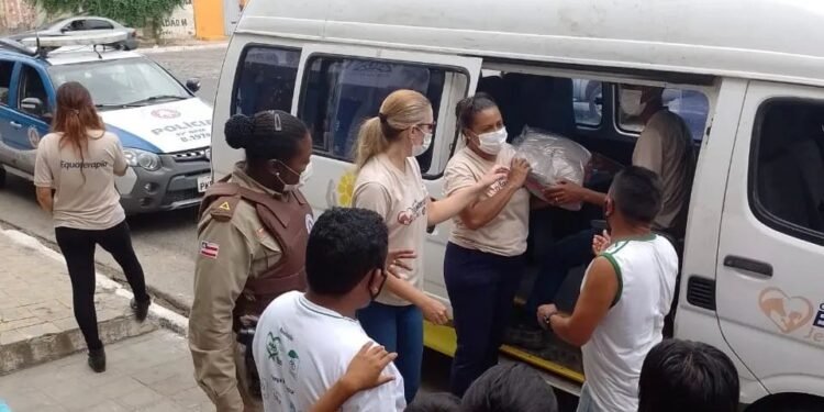 Centro de Equoterapia do 19° BPM entrega cestas básicas em Jequié