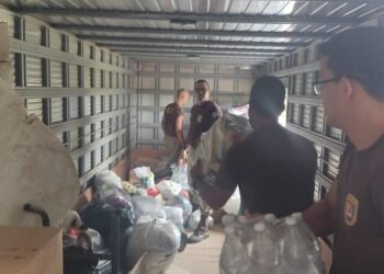 Rondesp Leste lota caçamba de caminhão com donativos