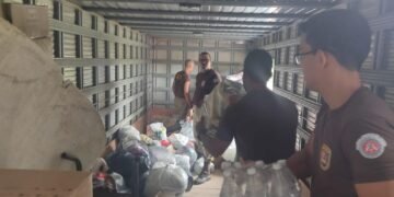 Rondesp Leste lota caçamba de caminhão com donativos