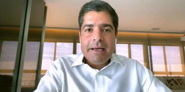 ACM Neto testa positivo para covid-19 e cumpre agenda remota