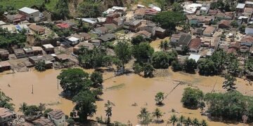 Adolfo Menezes quer pressão da bancada federal por recursos para construção de 5 mil casas para desabrigados