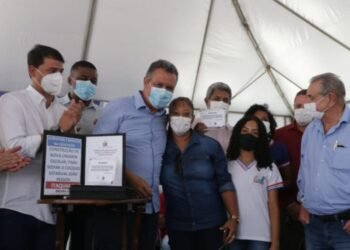 Em Itaquara, Rui autoriza construção de nova escola, inaugura unidade de saúde e entrega barracas a feirantes