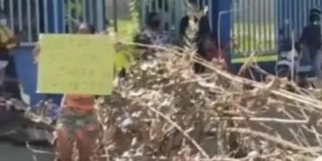 Desabrigados protestam contra pedido da prefeitura