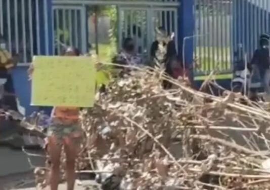 Desabrigados protestam contra pedido da prefeitura