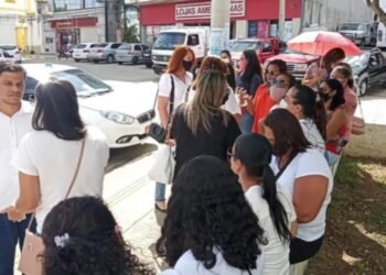 Professores de Jaguaquara protestam por não pagamento do Fundeb