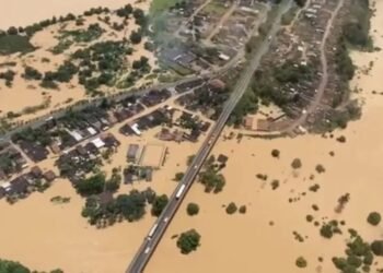 Prefeitos cobram planos dos governos para reconstruir cidades