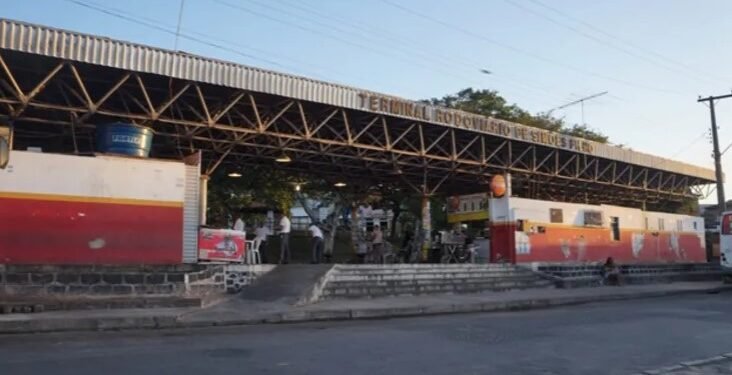 Comerciantes de Simões Filho reclamam de atraso em obra