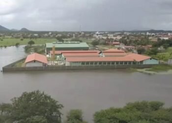 Escola construída dentro de lagoa apresenta problemas