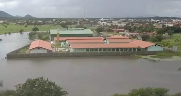 Escola construída dentro de lagoa apresenta problemas
